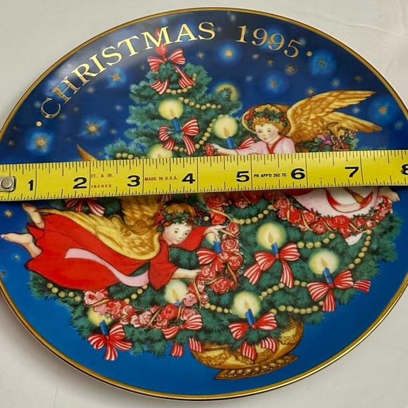 1995 Avon Christmas Plate Trimming the Tree Peggy Toole Gold Trim Collectible - Picture 8 of 15